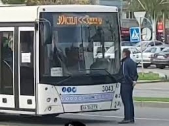 В Запорожье пассажир автобуса перегородил проезд собственным телом (видео)