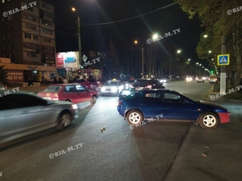 В Мелитополе ДТП на центральном проспекте - дороги было мало иномарке и ВАЗу (фото, видео)