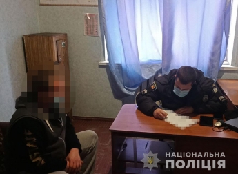 В Запорожской области предприниматель толкнул полицейского и облил водой админпротокол (фото, видео)
