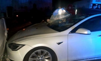Под Киевом произошло серьезное ДТП с Tesla и грузовиком: есть пострадавший, фото