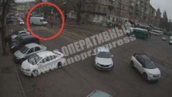Не глядя на людей: в Днепре на Старомостовой площади микроавтобус "заполз" на тротуар (видео)