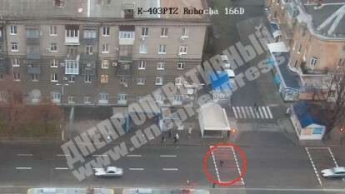 В Днепре ВАЗ сбил мужчину на пешеходном переходе: видео момента