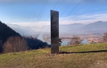 В Румынии обнаружили загадочный монолит (видео)