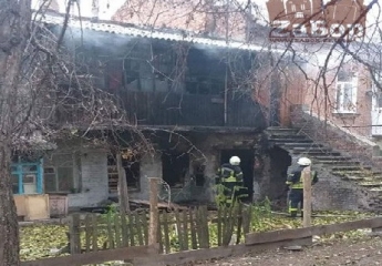 В Запорожье ночью тушили пожар в здании рядом с банком (фото)