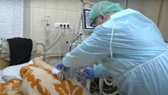 Задыхался, пока врачи заказывали еду: на Буковине мужчина умер в коридоре больницы, подробности (видео)