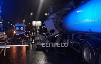 В Киеве бензовоз на скорости влетел в грузовик, водитель погиб на месте: видео