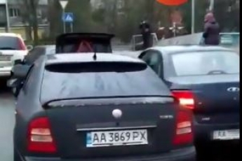 В Киеве произошло масштабное ДТП с участием шести авто - движение парализовано: видео