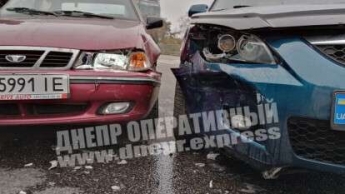 В Днепре напротив "Поплавка" Daewoo врезался в Mazda: видео момента аварии