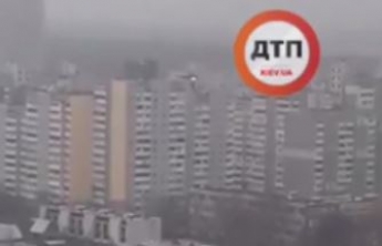В Киеве вспыхнул мощный пожар в многоэтажке, пламя видно издалека: видео