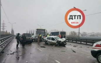 Под Киевом сразу девять авто разбились в ДТП, обломки разлетелись по всей дороге: фото и видео