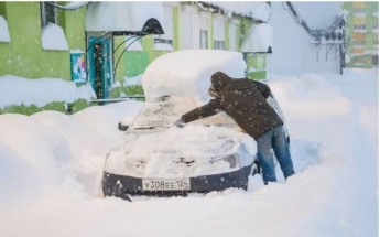 Сугробы в человеческий рост: в России бушует снежный апокалипсис, фото и видео