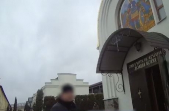 В Киеве мужчина ворвался в церковь и угрожал перерезать себе горло: жуткие детали и видео