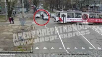 В центре Днепра Renault сбил курьера Glovo: видео момента ДТП