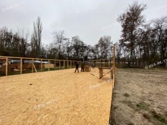 В Мелитополе вместе с катком строят фудкорт и раздевалки (фото, видео)