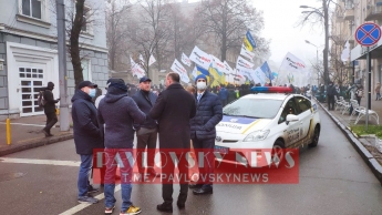 В центре Киева начались стычки предпринимателей с полицией: фото и видео