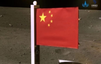 Зонд Чанъэ-5 установил флаг Китая на Луне (фото)