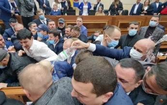 В Одессе депутаты облсовета устроили массовое побоище в зале заседаний: видео драки