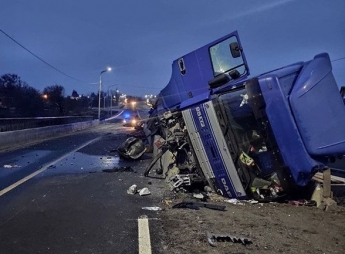 В Запорожской области грузовой автомобиль влетел в отбойник (фото)