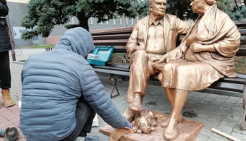 В Запорожье полностью восстановили памятник родителям (ФОТО)