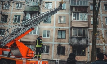 В Киеве мужчина выпрыгнул из окна пятого этажа, спасаясь от пожара: фото и видео