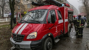 Киевлянин выпрыгнул из окна в горящем доме еще до приезда спасателей. Пожар был на 4 этажа ниже