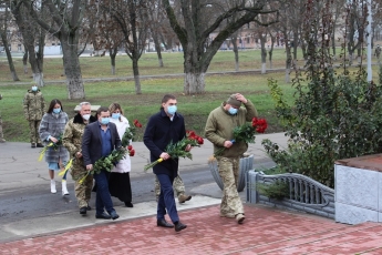 Избранный мэр Мелитополя и военные почтили память погибших летчиков (фото)