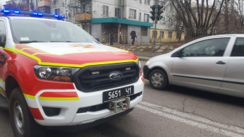 В Запорожье спасатели вырезали женщину из разбитого в ДТП автомобиля (фото)
