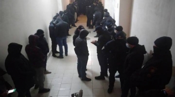 В Черновцах вооруженные "титушки" атаковали избирательную комиссию: скандальные детали и видео