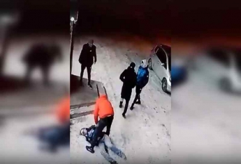 Ногами по голове: в России компания молодежи зверски избила женщину-таксиста, видео