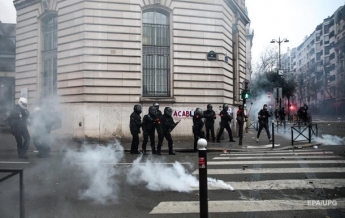 На протестах во Франции задержали почти сотню людей
