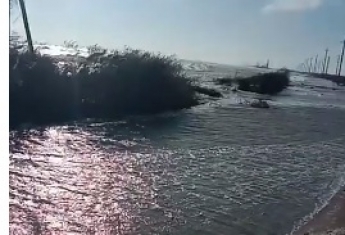 Дорогу на Бирючий затопило море - электроопоры стоят в воде (видео)