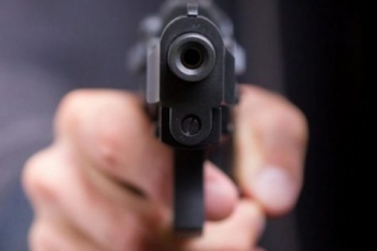 Любовные разборки: в Запорожье парень угрожал пистолетом своей девушке (фото)