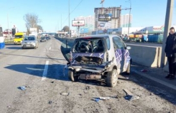 Под Киевом произошло масштабное ДТП с участием трех авто - виновник аварии сбежал: фото