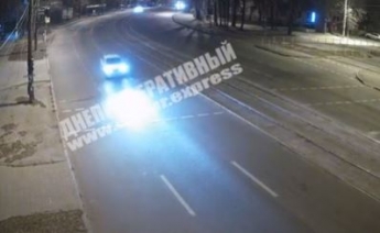 В Днепре на Богдана Хмельницкого Skoda врезалась в электроопору: видео момента смертельной аварии