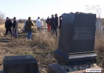 В Запорожской области фермеры распахали еврейское кладбище (видео)