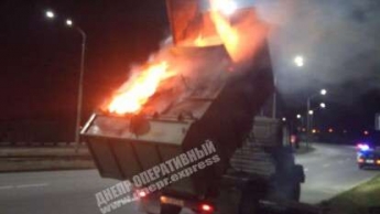 В Днепре на Кайдакском мосту загорелся мусоровоз: видео момента