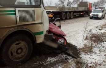 Под Одесской из-за гололеда столкнулись автобус и легковушка: есть погибший