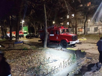 В Запорожье 8 спасателей тушили серьезный пожар в пятиэтажке (фото)