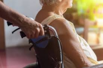 В Запорожье пенсионерка упала с инвалидной коляски и не могла встать: на кухне был включен газ (видео)