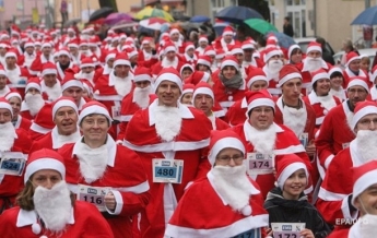 В Германии Санта-Клаусы провели праздничный забег (видео)
