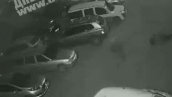 В Днепре грабитель повалил женщину на землю и пытался отобрать сумку: видео