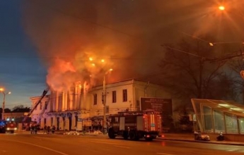 В Полтаве вспыхнул жуткий пожар в ночном клубе, пламя вырывается из крыши: фото и видео