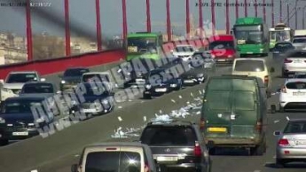 В Днепре по Новому мосту "летали" медицинские маски: видео момента