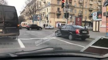 В Днепре на Яворницкого произошло жесткое ДТП: в аварии пострадала женщина (Видео момента)