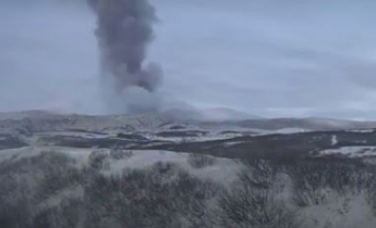 Вулкан на Курилах выбросил столб пепла на 3 км, все вокруг затянуло 