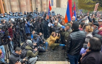 В Ереване произошли стычки протестующих с полицией (видео)
