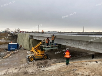 Сколько лет после ремонта простоит мост через реку Молочную (видео)