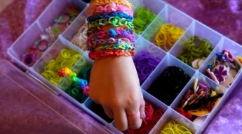7-летняя девочка собрала для детской больницы 20 тыс. долларов, продавая браслеты из резинок
