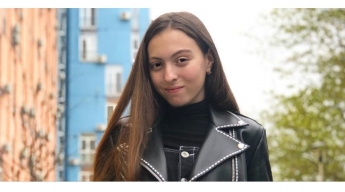 Бьет и забирает телефон: 15-летняя дочь Оли Поляковой рассказала об отношениях в семье