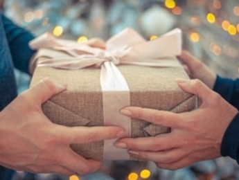 Подарки с отрицательной энергетикой: вещи, которые не стоит дарить близким